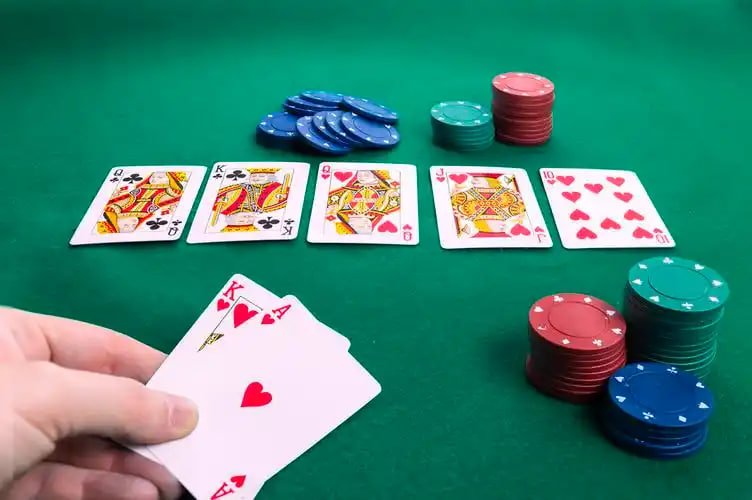 Konfirmasi Slip Taruhan Slip taruhan yang menunjukkan kombinasi, jenis, jumlah, dan pembayaran potensial.